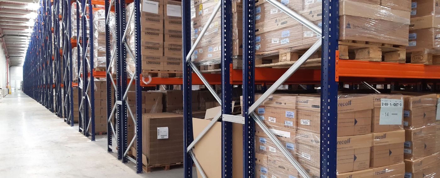 Puntales y largueros de estanterías cargadas con cajas