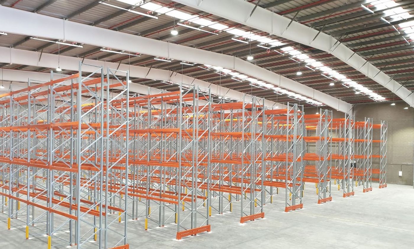 Estanterías de paletización con largueros naranjas en una nave industrial